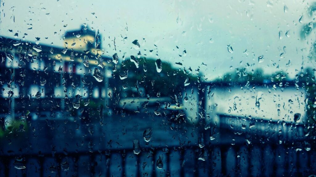 雨に濡れた窓越しの街並み