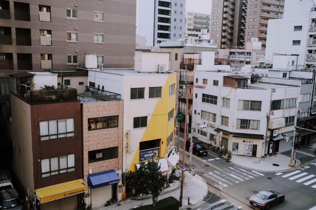 上から見た街の建物と道路