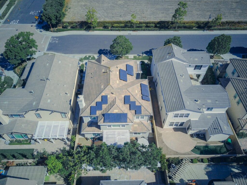 上空から見た郊外の住宅の屋根