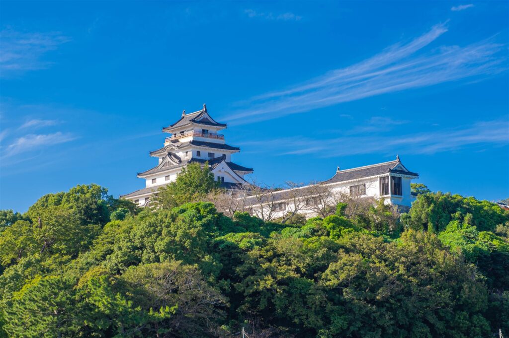 青空の下の佐賀県唐津市の唐津城