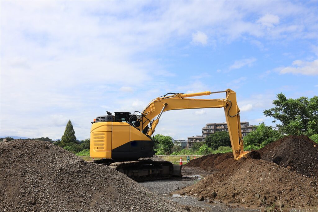 盛り土の上で動く油圧ショベルの土木工事の現場