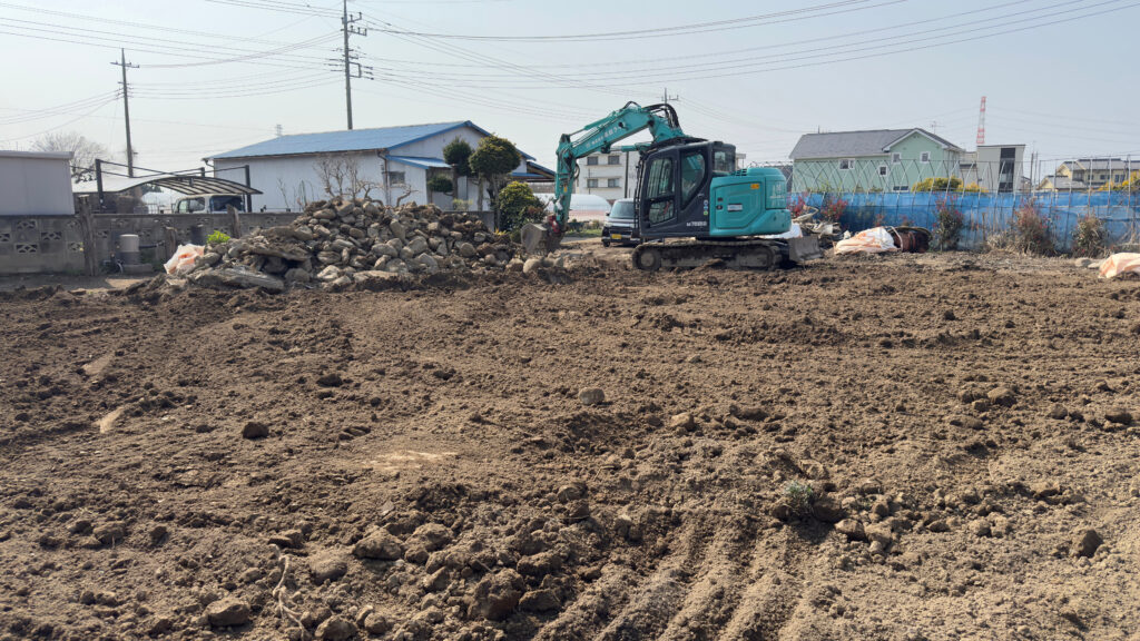 住宅を解体した跡の更地と重機