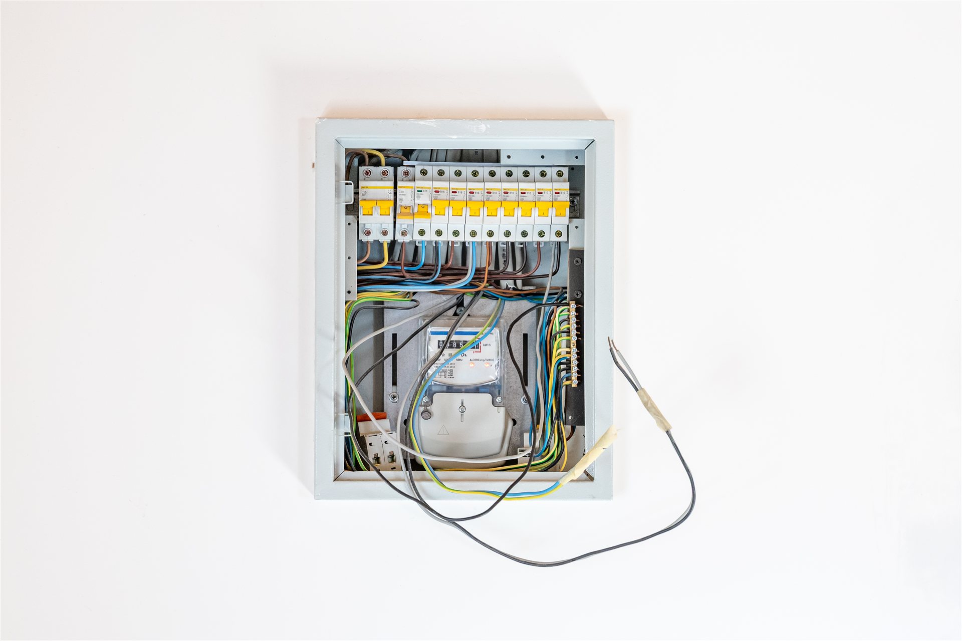 ブレーカーと電力量計が並ぶ分電盤の中