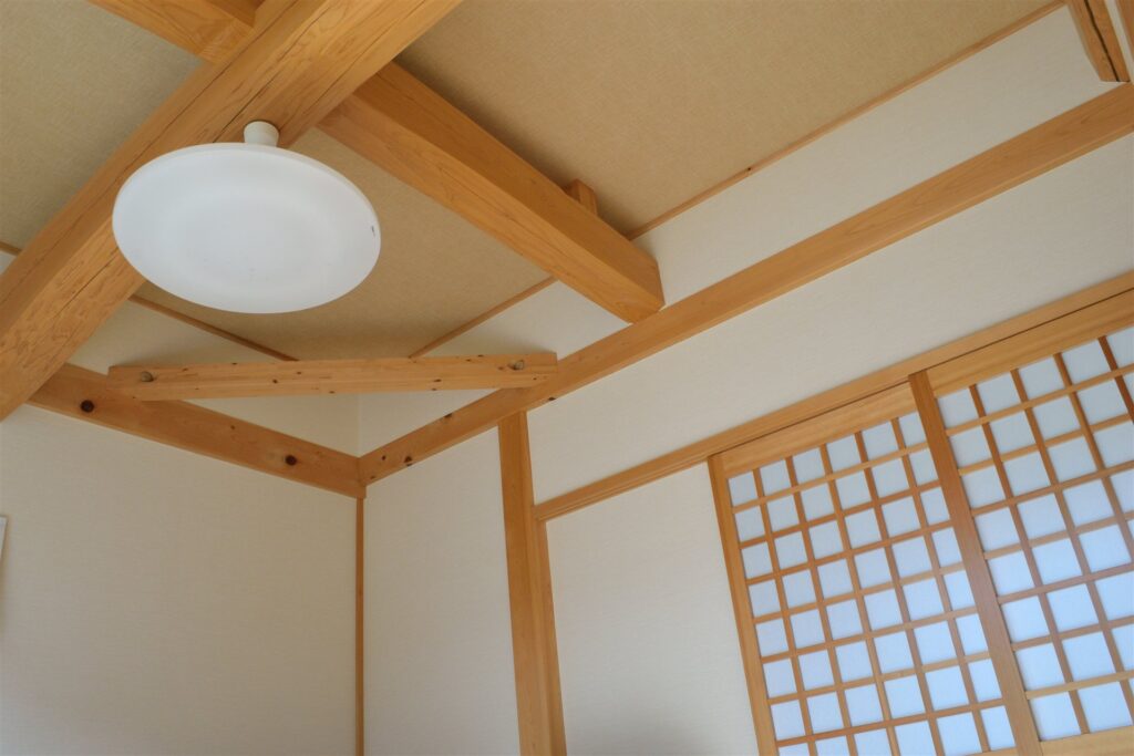 耐震補強した木造住宅の天井の梁