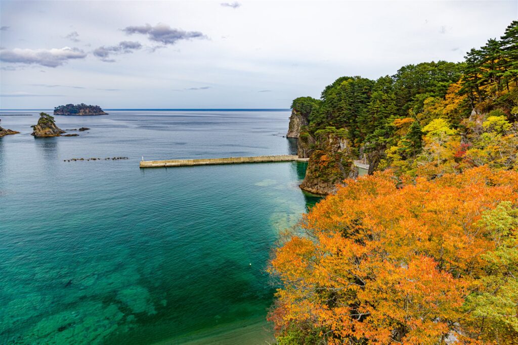 紅葉と海が広がる岩手県宮古市の浄土ヶ浜