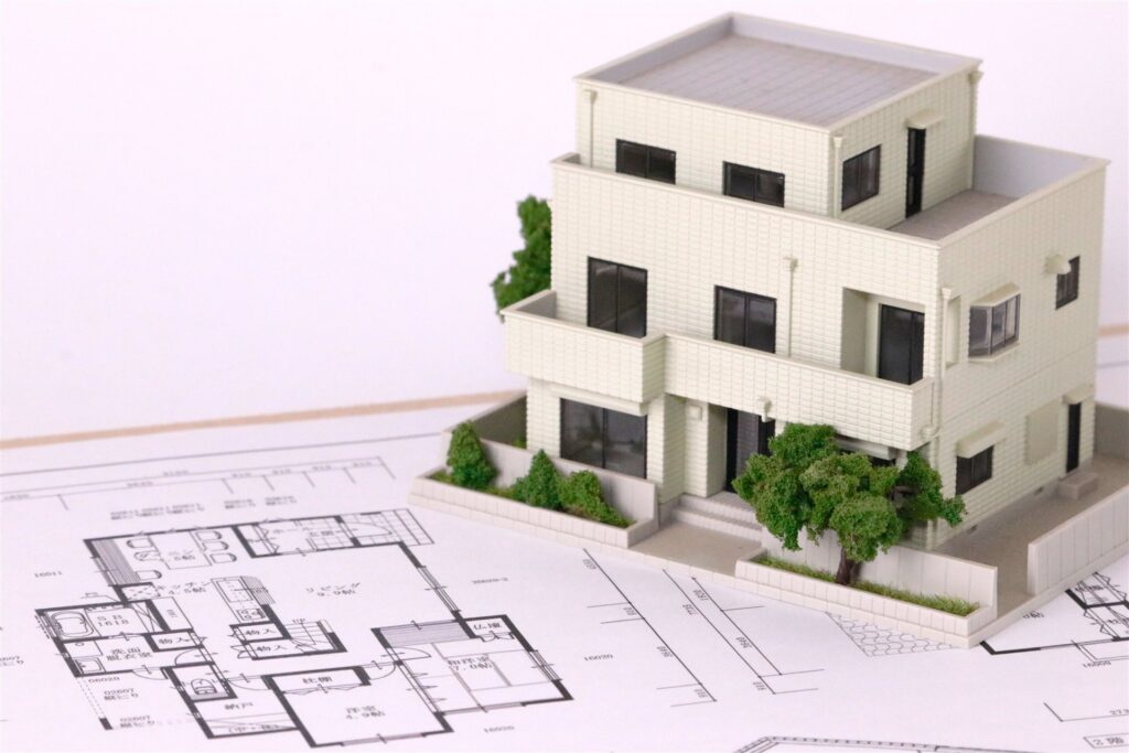 3階建ての住宅の模型と間取りの図面