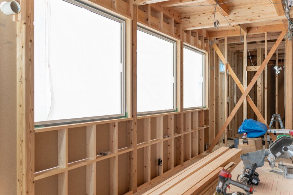 窓と筋交いが見える建築途中の木造住宅の室内