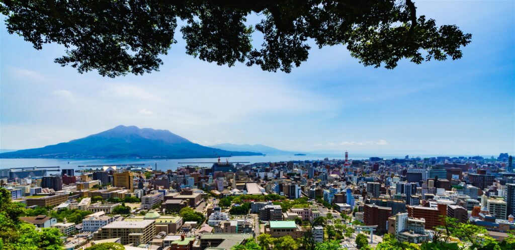 城山から見た桜島と鹿児島県鹿児島市の街並み