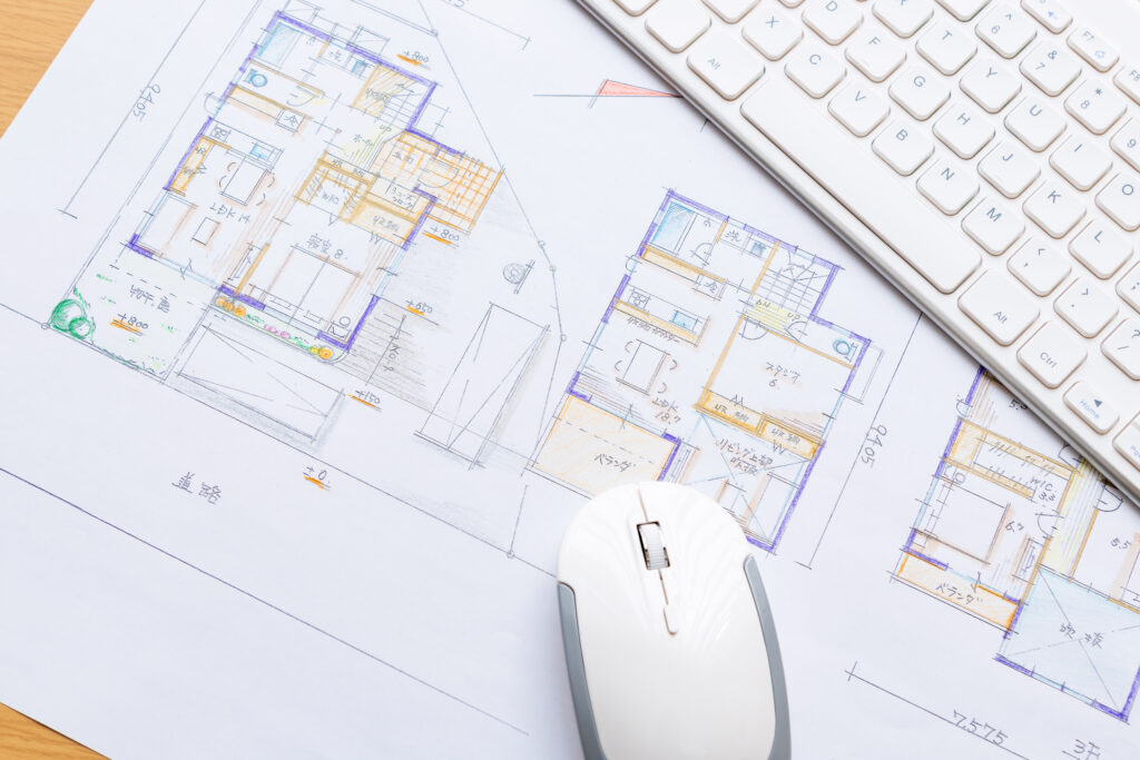 色鉛筆で塗った住宅の間取り図とキーボード