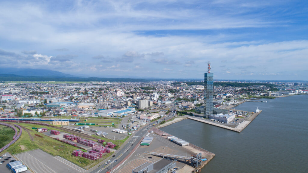 秋田県秋田市の街並みと港の空撮