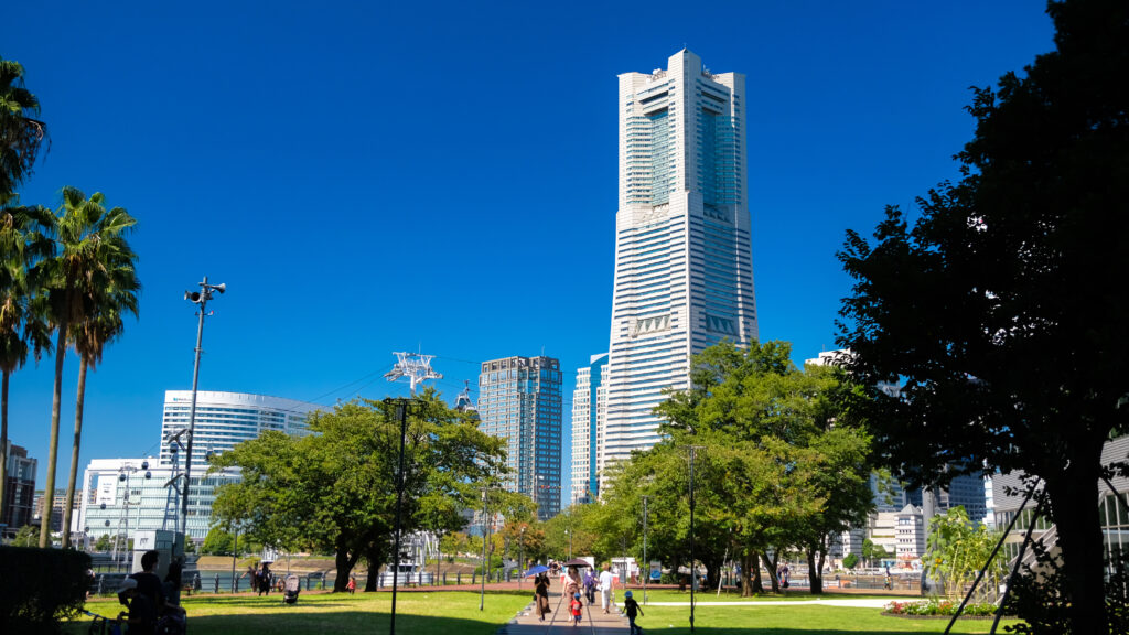 横浜市みなとみらいの高層ビルと公園の緑
