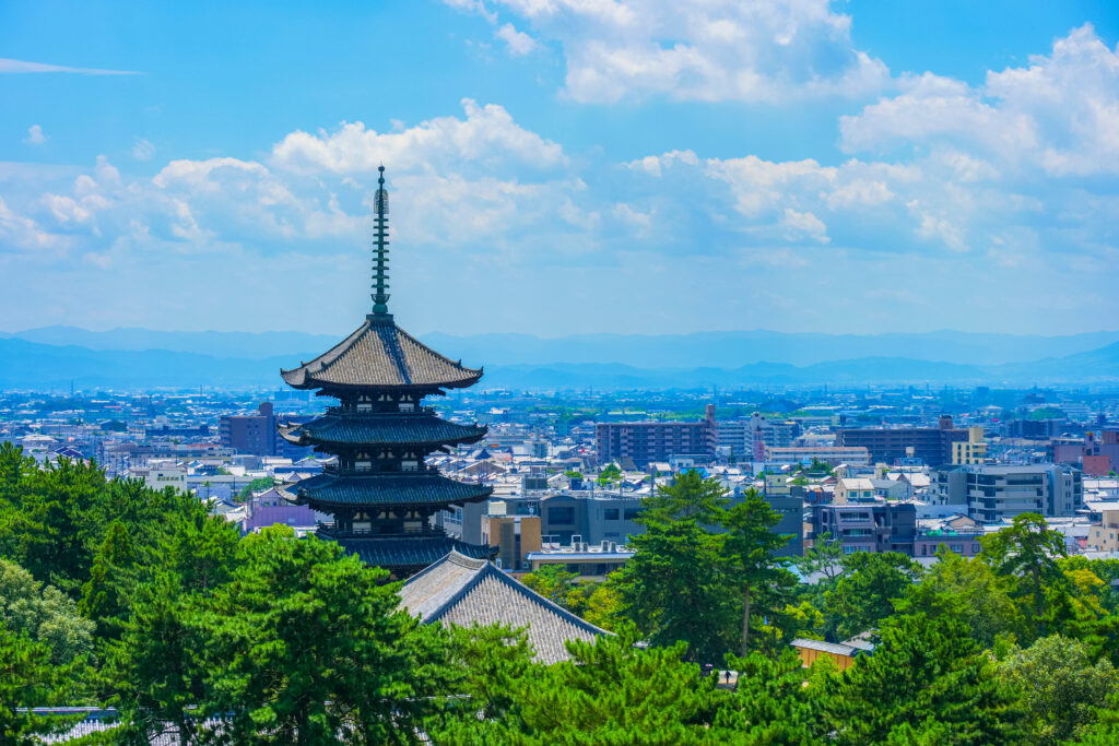 五重塔と奈良県奈良市の街並み