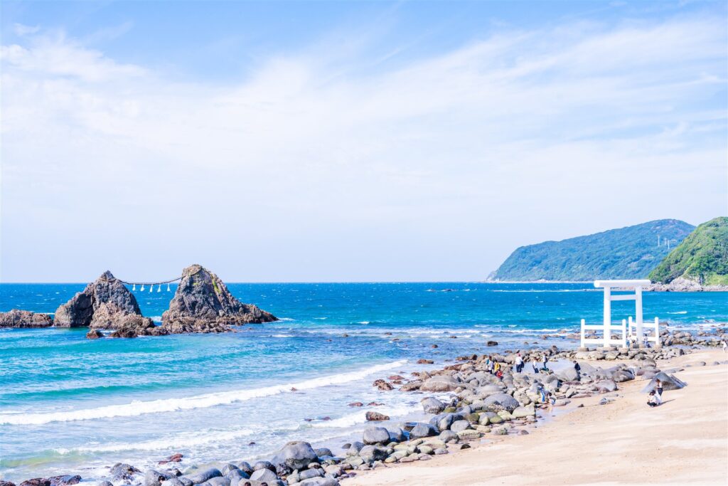 福岡県糸島市の二見ヶ浦の夫婦岩と白い鳥居