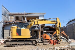 重機で一戸建て住宅を解体している現場