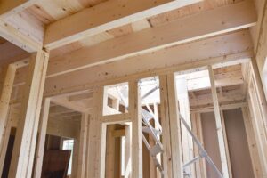 建築中の木造住宅の柱と梁の骨組み