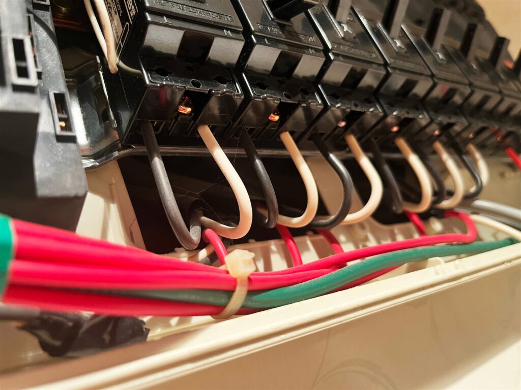 分電盤のブレーカーにつないだ電線