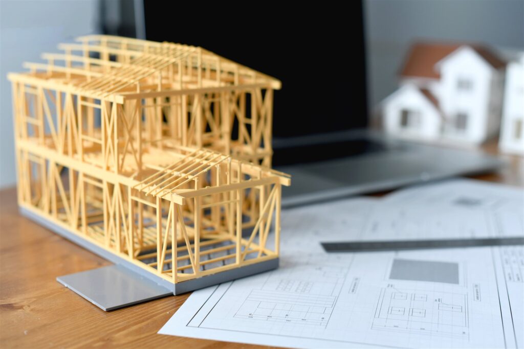 木造住宅の骨組みの模型と建築図面