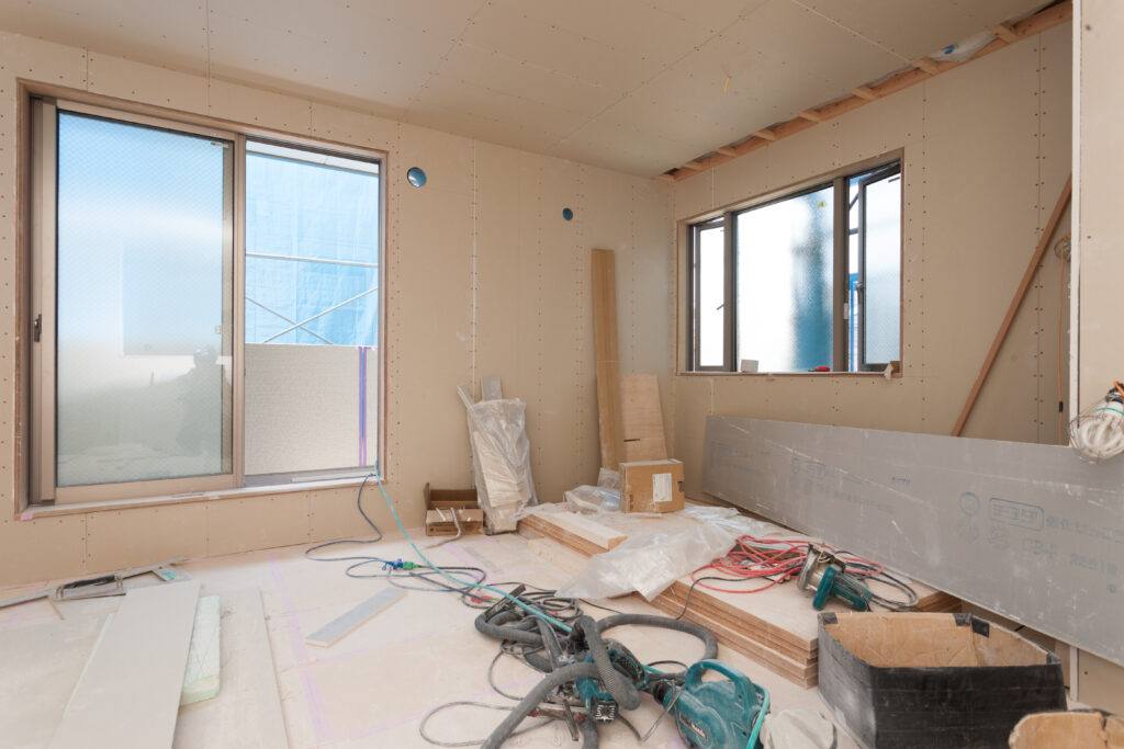 内装工事中の部屋に置かれた資材と工具