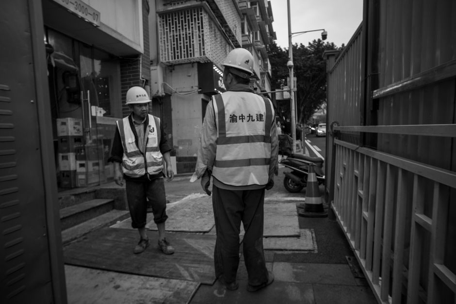 保冷剤式アイスベストを着用する作業員のイメージ写真