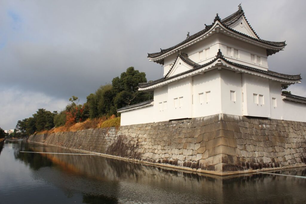 白壁の櫓と堀に面した石垣
