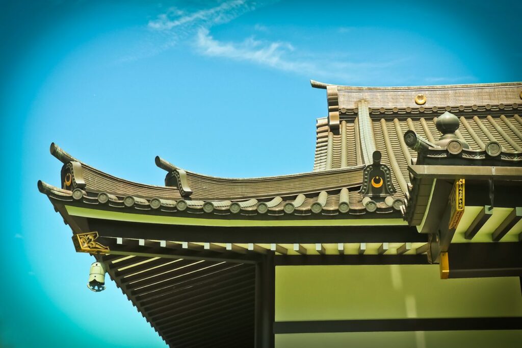 青空に張り出した瓦屋根の軒先