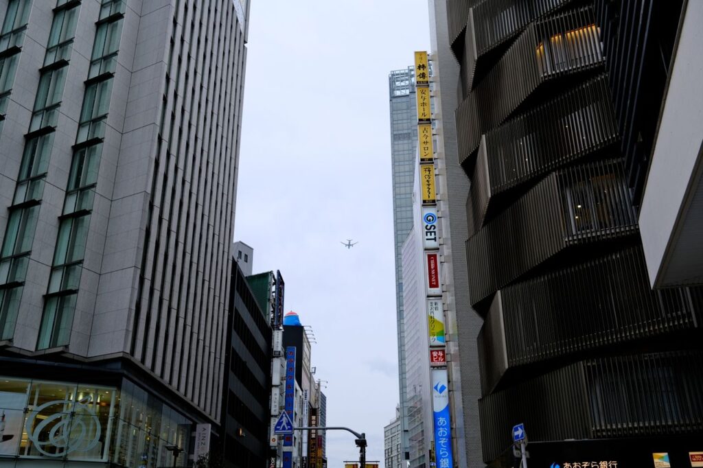 渋谷の高層ビルを見上げる