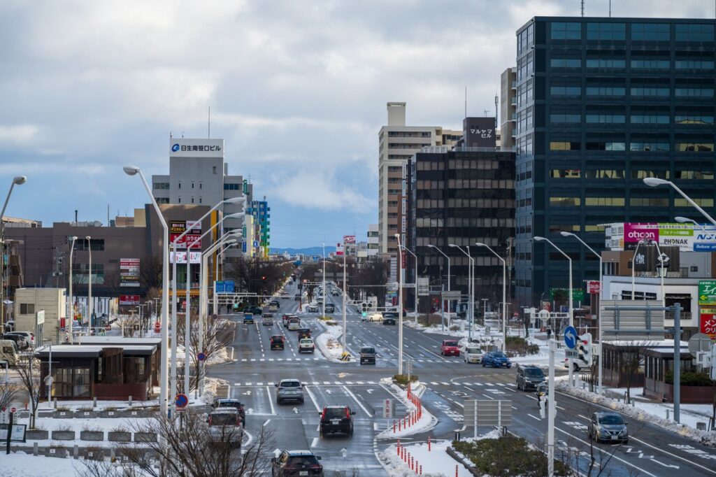冬の街を走る車と建物