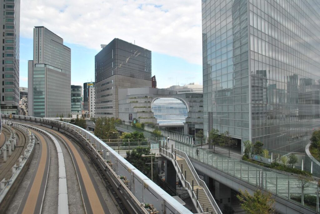 モノレールと近代的な街並み