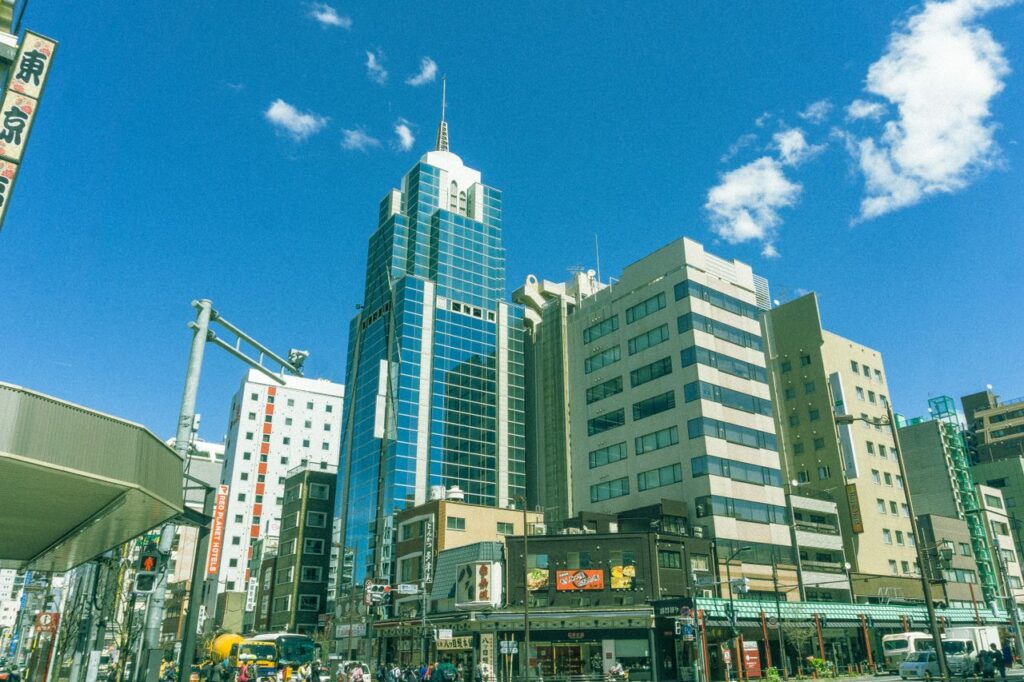 青空の下に並ぶ東京のビル群
