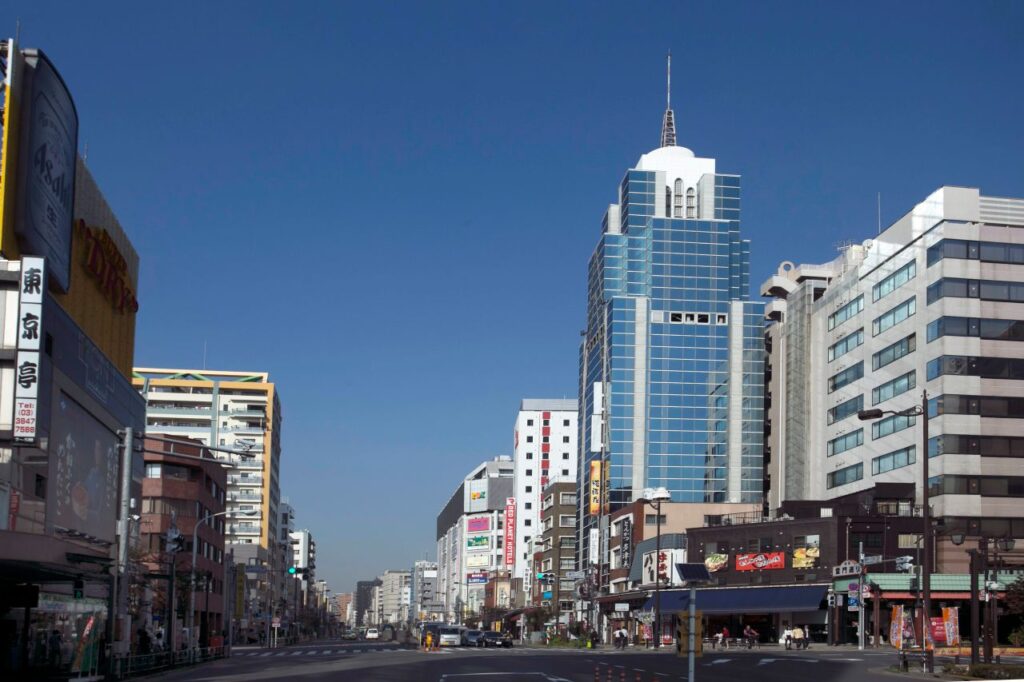 昼の東京の街並みと高層ビル