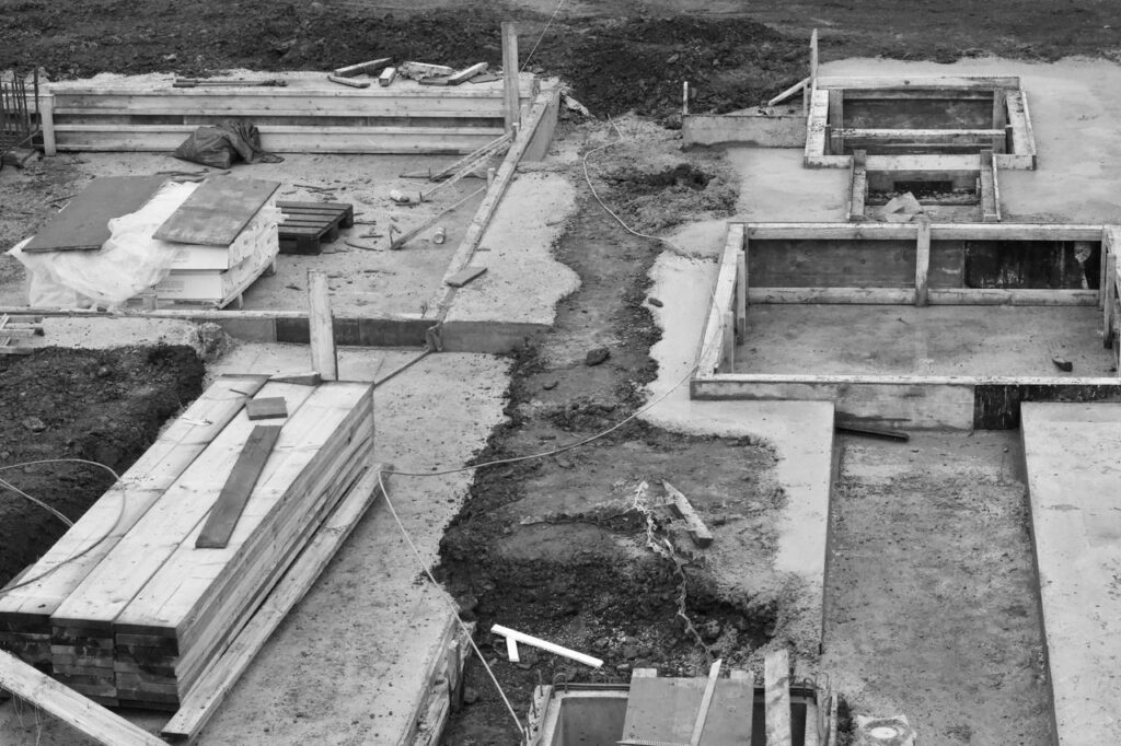 型枠を組んだ基礎工事の現場