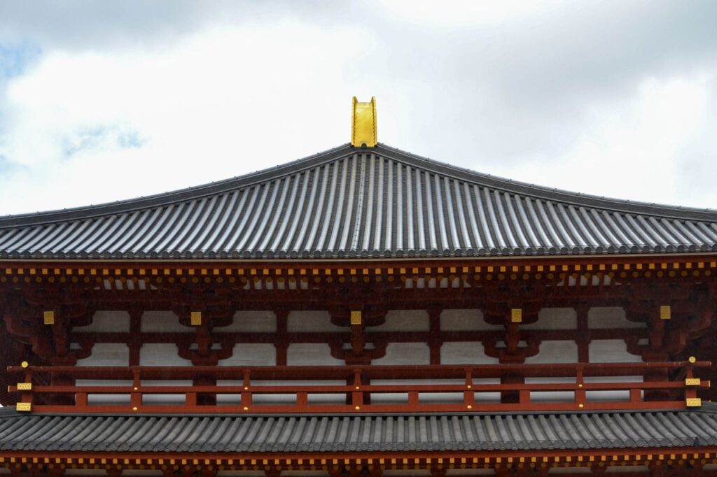 瓦屋根と朱塗りの欄干の建物