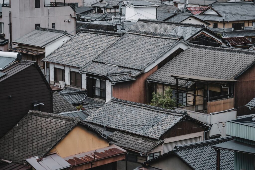 上から見た瓦屋根の住宅街