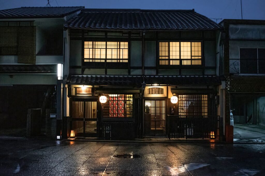 明かりのともる伝統的な日本家屋