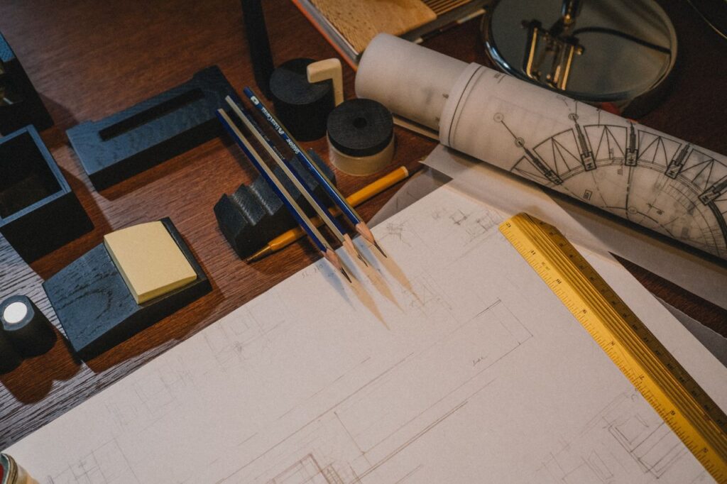 図面と道具を並べた製図の机