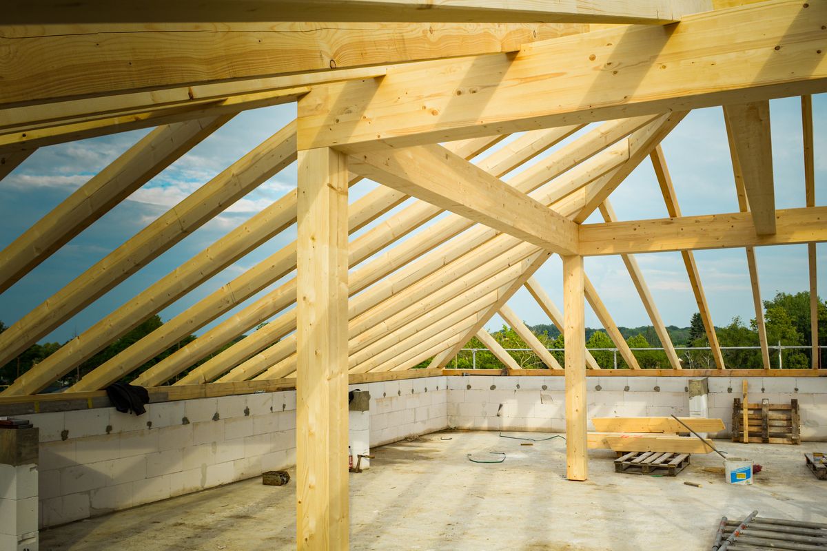 建築中の木造住宅──ハウスメーカー倒産リスクと家づくり