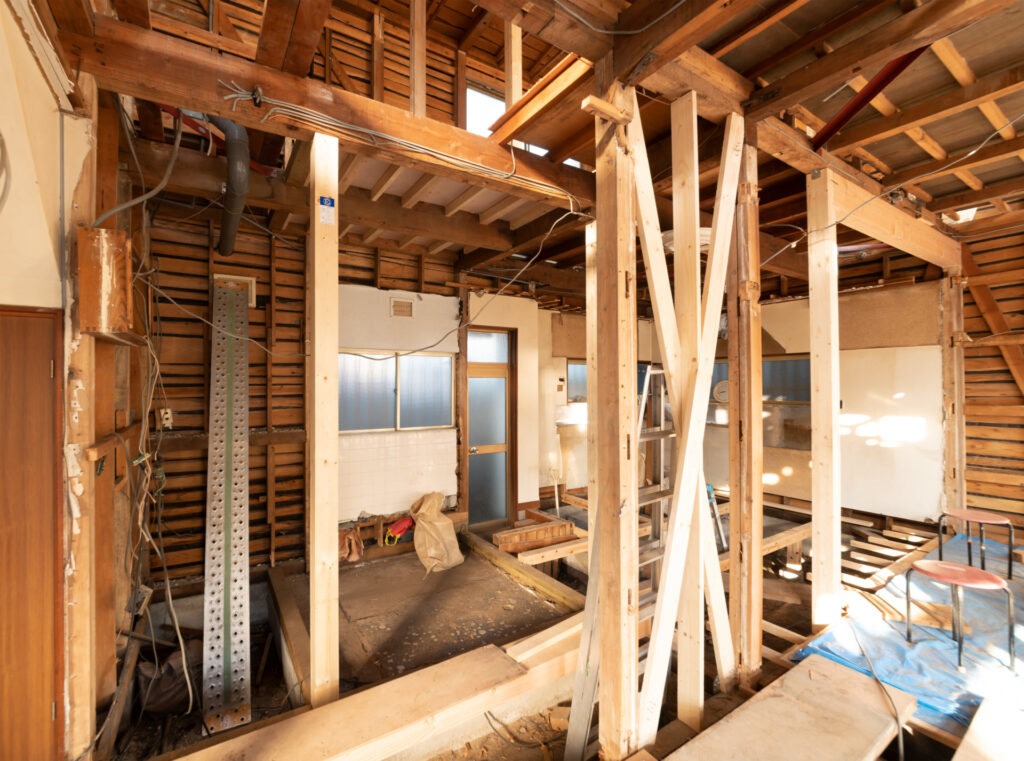 筋かいの入った木造住宅の改修の途中