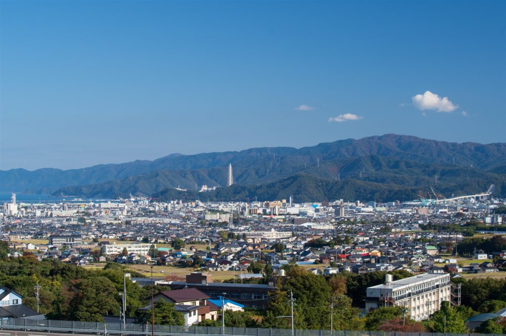 福井県敦賀市の街並みと若狭湾