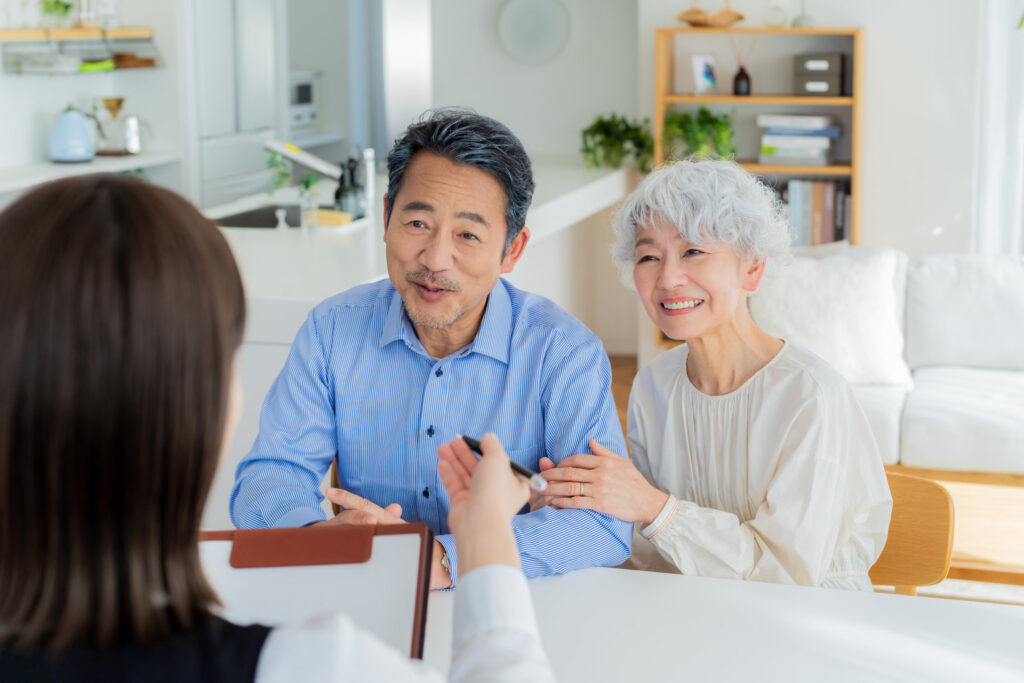 自宅で住まいの相談をするシニアの夫婦