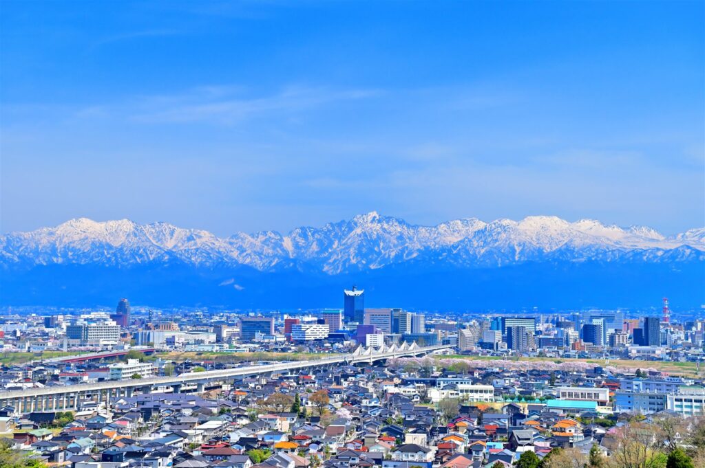 呉羽山から見た富山県富山市の街並みと立山連峰