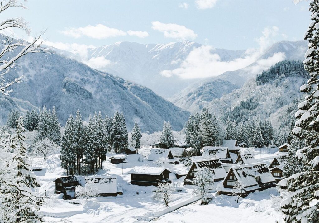 雪に包まれた山あいの合掌造りの集落