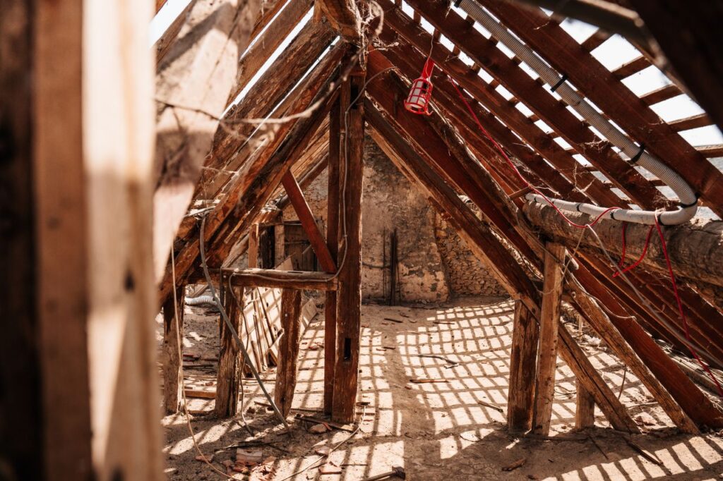 古い木造の小屋裏に見える梁と垂木