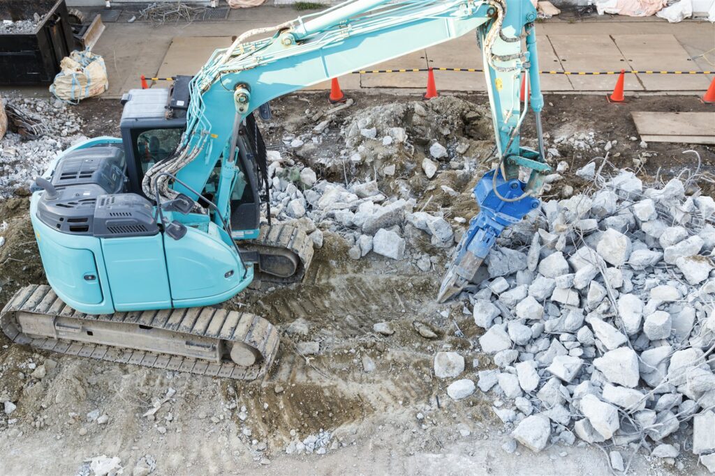 重機でコンクリートを砕く解体の現場