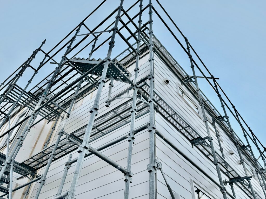 戸建ての外壁工事の足場の角