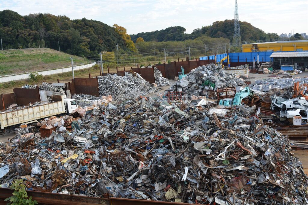 金属くずが積まれた処理場