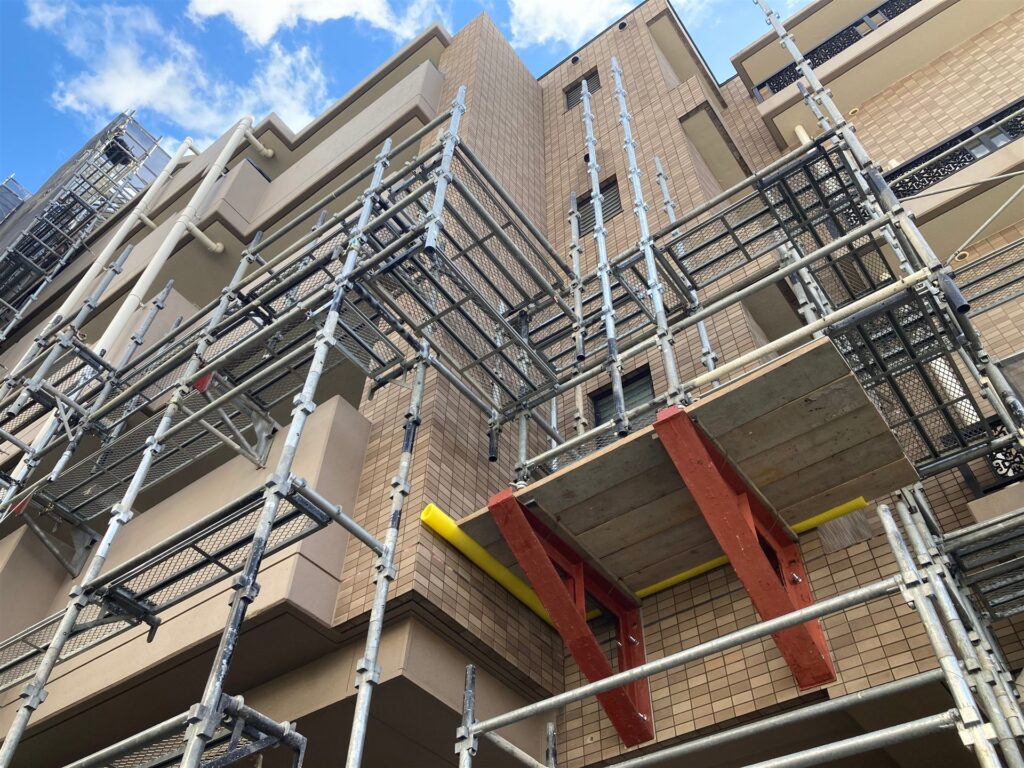 中層の建物の外壁に組んだ足場