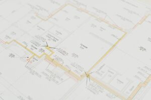 机に広げた建物の設計図を近くから写した写真