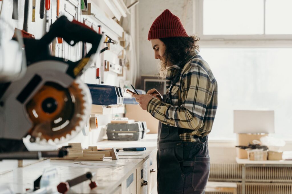電動のこぎりのある工房で作業する職人