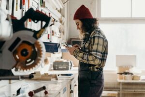 電動のこぎりのある工房で作業する職人
