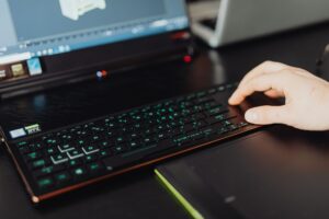 ノートパソコンのキーボードを操作する手